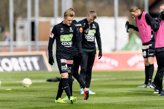 Varbergs Billy Nordström före fotbollsmatchen i Superettan mellan Varberg och Helsingborg den 9 oktober 2017 i Varberg.