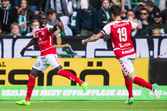 Kalmars Papa Alioune Diouf jublar med Melker Hallberg