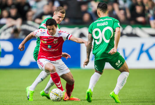 Kalmars Romário Pereira Sipiao i kamp om bollen med