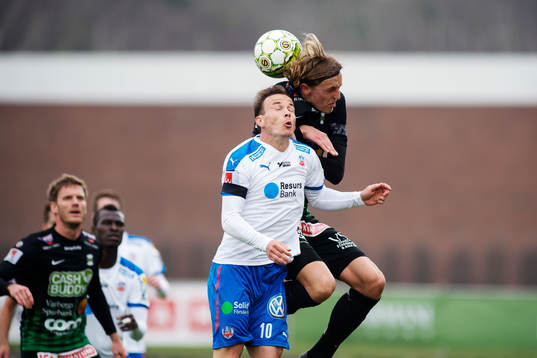 Helsingborgs Anton Wede i nickduell med Varbergs Joakim