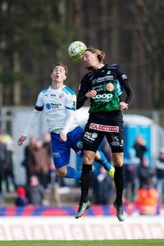 Helsingborgs Anton Wede i nickduell med Varbergs Joakim