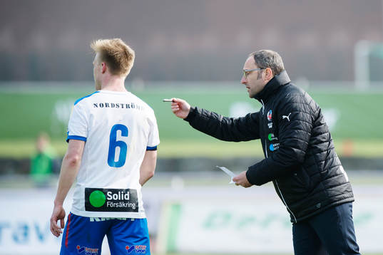 Helsingborgs Andreas Landgren får instruktioner av