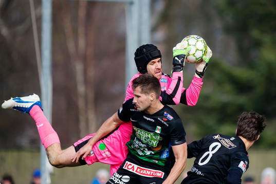 Helsingborgs målvakt Matt Pyzdrowski plockar bollen i kamp med Varbergs Gabriel Altemark-Vanneryr och Peter Nyström