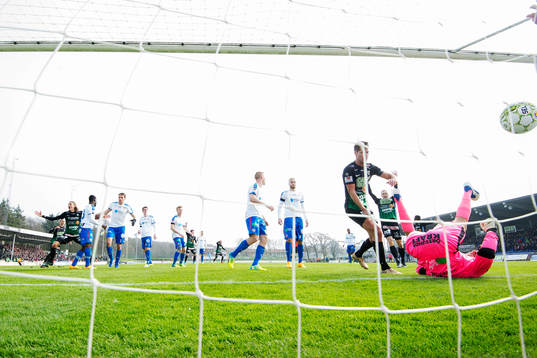 Varbergs Joakim Lindner jublar efter att han gjort 2-3-målet bakom Helsingborgs målvakt Matt Pyzdrowski