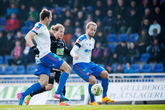 Helsingborgs Frederik Helstrup och Jonatan Olsson i kamp om