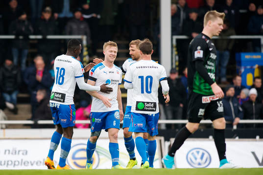 Helsingborgs Oke Akpoveta, Anton Wede och Martin Christensen jublar med målskytten till 0-3 Andreas Landgren