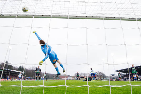 Varbergs målvakt Joakim Wulff med en räddning