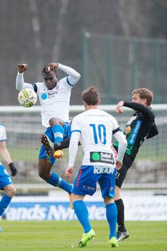 Helsingborgs Oke Akpoveta i kamp om bollen med Varbergs Karl Söderström