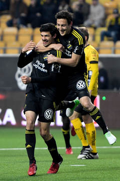 s Jesper Nyholm och Stefan Ishizaki jublar