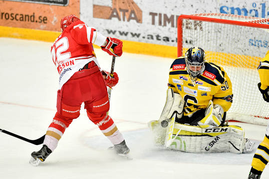 Trojas +t22+oroar framför Södertäljes målvakt Alexander