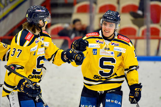 Södertäljes Lucas Carlsson jublar