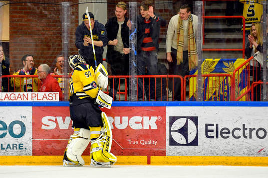 Södertäljes målvakt Alexander Sahlin jublar