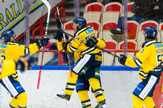 Södertäljes Jonas Westerling jublar