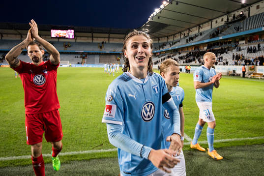 Malmö FFs målvakt Johan Wiland och Pawel Cibicki tackar publiken