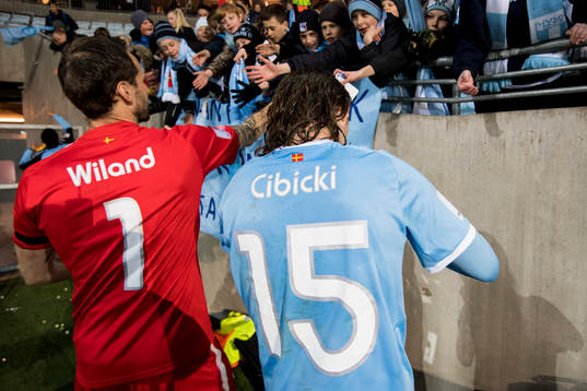 Malmö FFs målvakt Johan Wiland och Pawel Cibicki tackar publiken