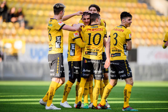 Elfsborgs Ibrahim Dresevic jublar ihop med övriga spelare efter mål