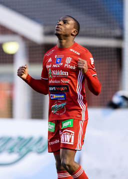 Piteås Moses Duckrell jublar efter sitt 2-0 måla