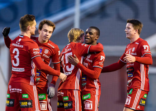 Piteås Moses Duckrell kramar om Johannes Lidström efter sitt 2-0 måla