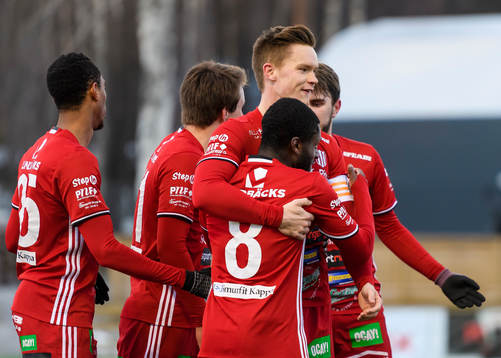 Piteås Samuel Naiwo får en kram av Fredrik Lundgren efter sitt 1-0 mål