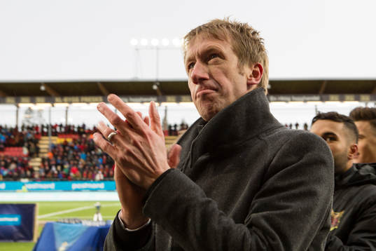 Östersunds tränare Graham Potter tackar publiken jublar