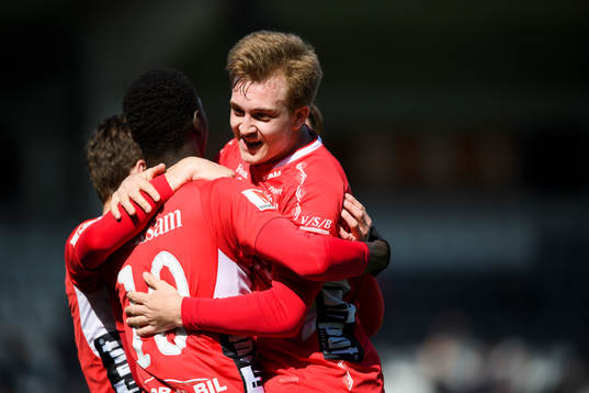 Elfsborgs Noel Jonsson jublar med Marokhy Ndione (rygg mot kameran) efter att den sistnämnda gjort mål