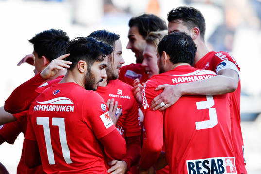 Örgrytes William Atashkadeh gör 2-1-målet och jublar med lagkamrater