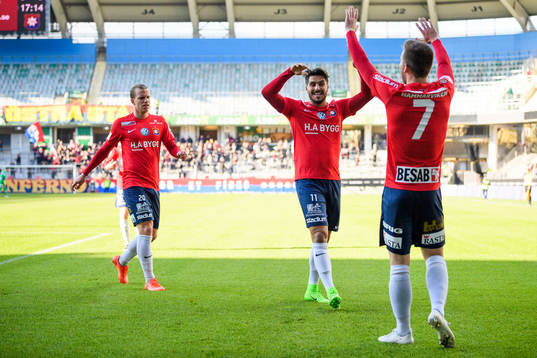 Örgrytes William Atashkadeh och Sebastian Carlsén jublar med Daniel Sliper