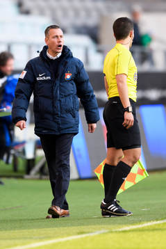 Örgrytes tränare Marcus Lantz pratar med assisterande