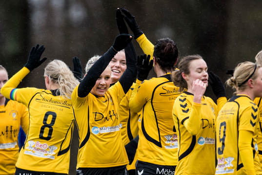 Glimåkras spelare med Olivia Johansson (m) jublar