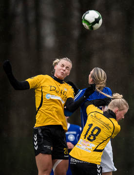 Glimåkras Erika Martinsson och Frida Nilsson i nickduell
