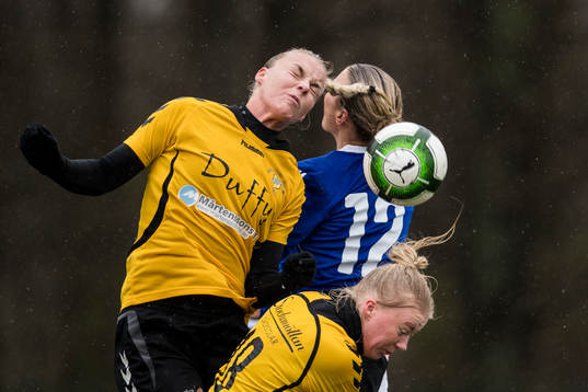 Glimåkras Erika Martinsson och Frida Nilsson i nickduell