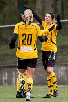 Glimåkras Sofie Andersson jublar med Erika Martinsson efter sitt 0-2 mål