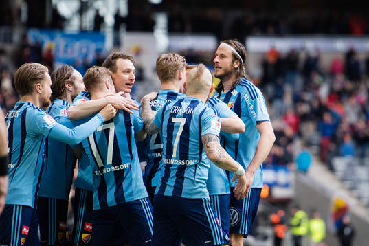 Djurgårdens Gustav Engvall gör 1-0 och jublar med Kim Källström, Felix Beijmo , Kerim Mrabti , Elliot Käck och Jonas Olsson