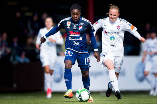 Kvarnsvedens Tabitha Chawinga jagas av Rosengårds Ebba