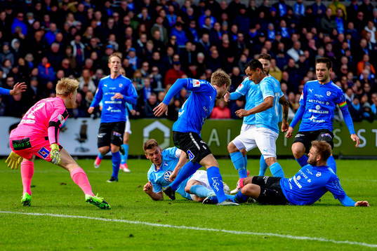 Malmö FFs Markus Rosenberg och Halmstads målvakt Isak Pettersson, Marcus Mathisen och Rebin Assad
