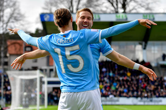 Malmö FFs Anton Tinnerholm och Pawel Cibicki jublar efter 0-2 av Cibicki
