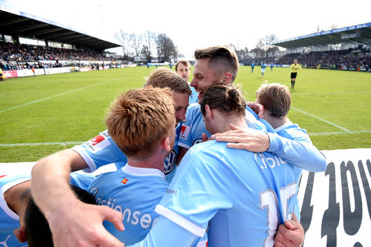 Malmö FFs Pawel Cibicki jublar med lagkamrater efter 0-3