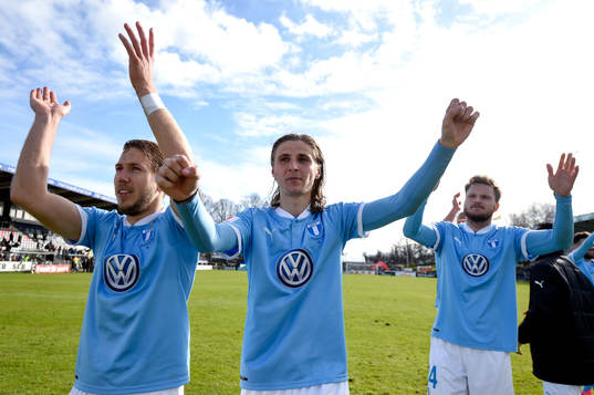 Malmö FFs Anton Tinnerholm, Pawel Cibicki och Lasse Nielsen tackar publiken