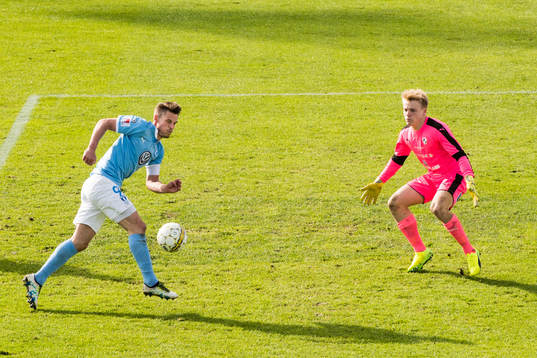 Malmö FFs Markus Rosenberg oroar mot Halmstads målvakt Isak Pettersson
