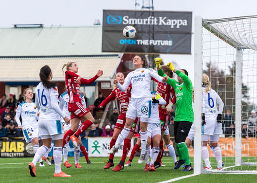 Djurgårdens Kim Sundlöv försöker nicka bort bollen