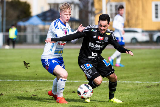 Luleås Linus Sjöberg i en kamp med Carlstads Bastian Rojas Diaz
