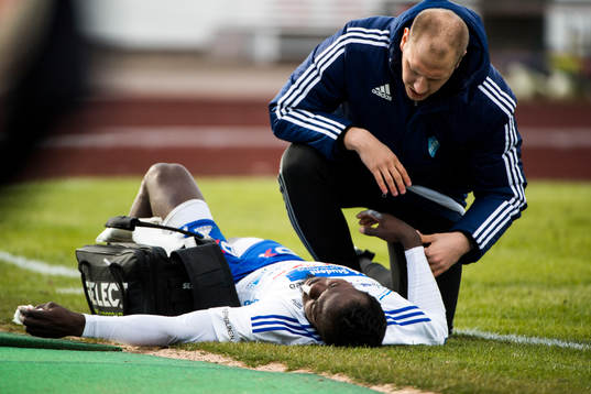 Luleås Tetteh Komey blir liggandes efter en krock