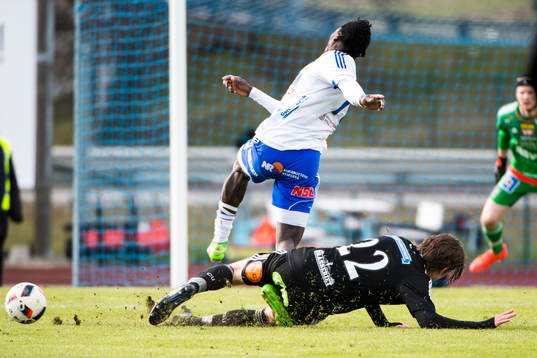 Luleås Tetteh Komey får en smäll på benet