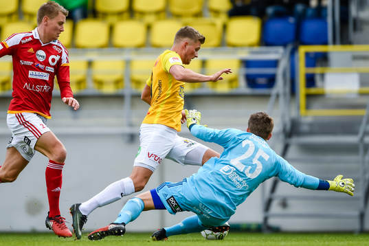 Falkenbergs Erik Pärsson med målchans på Degerfors