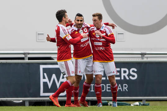 Degerfors Sargon Abraham (mitt i bild) jublar