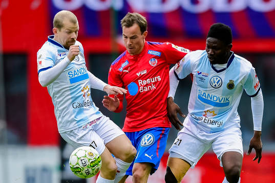 Helsingborgs Anton Wede i kamp mot Gefles Jonas Lantto och