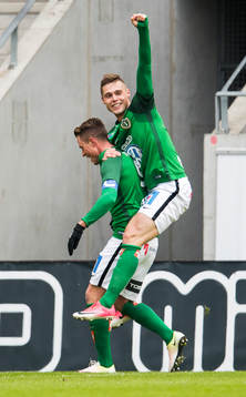 Jönköpings Tommy Thelin gör 0-3 med Arni Vilhjalmsson sittandes på ryggen 