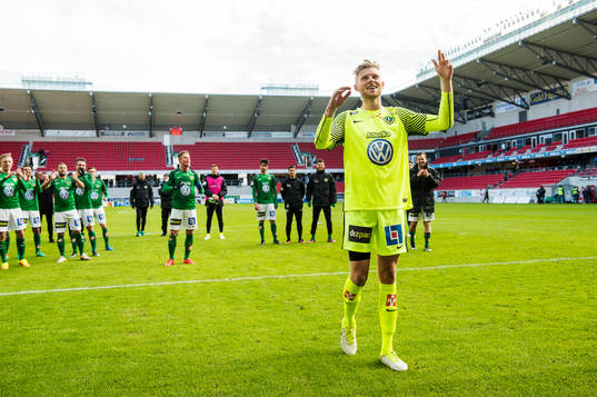 Jönköpingspelarna med målvakt Anton Cajtoft i täten jublar