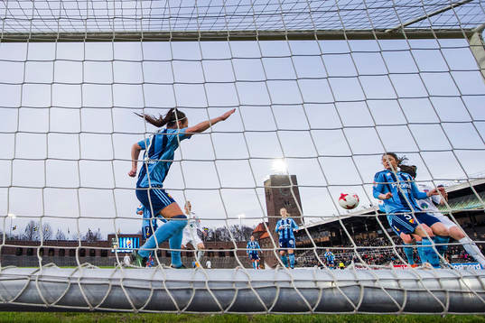 Djurgårdens Hallbera Gisladottir och Kim Sundlöv ser 1-1