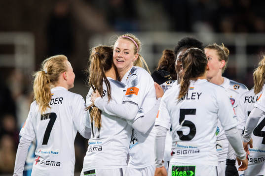 Rosengårds Amanda Ilestedt jublar med Iva Landeka efter 1-3